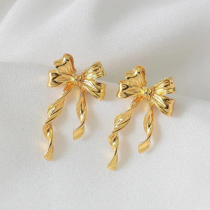 Aretes con diseño de corbata de moño 160917
