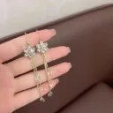 Aretes aleación blanca con patrón de flores y diamante. 301013