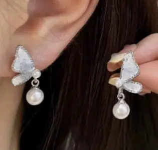 Aretes mariposa en perla fantasía fina 260123